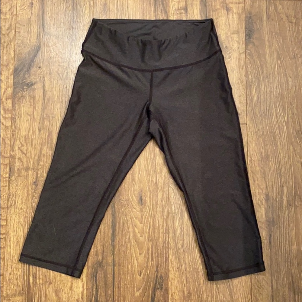 Cropped grey work out leggings